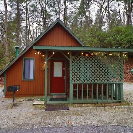 Cute Updated Mountain Cabin Fireplace #3 Хелън Екстериор снимка