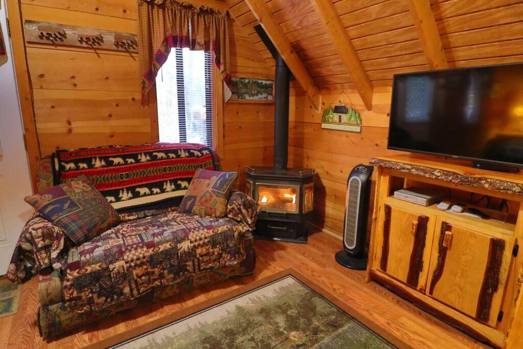Cute Updated Mountain Cabin Fireplace #3 Хелън Екстериор снимка