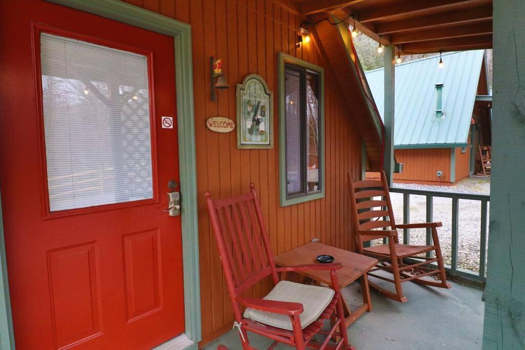 Cute Updated Mountain Cabin Fireplace #3 Хелън Екстериор снимка
