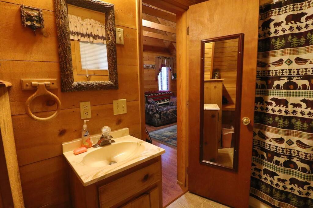 Cute Updated Mountain Cabin Fireplace #3 Хелън Екстериор снимка