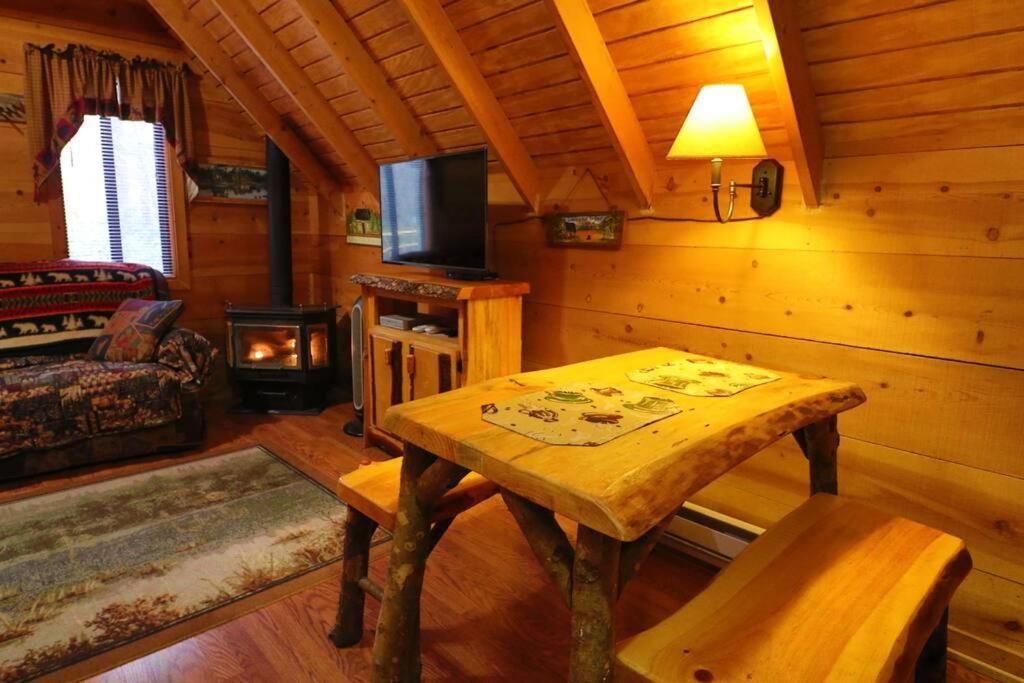 Cute Updated Mountain Cabin Fireplace #3 Хелън Екстериор снимка