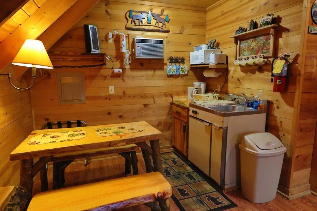 Cute Updated Mountain Cabin Fireplace #3 Хелън Екстериор снимка